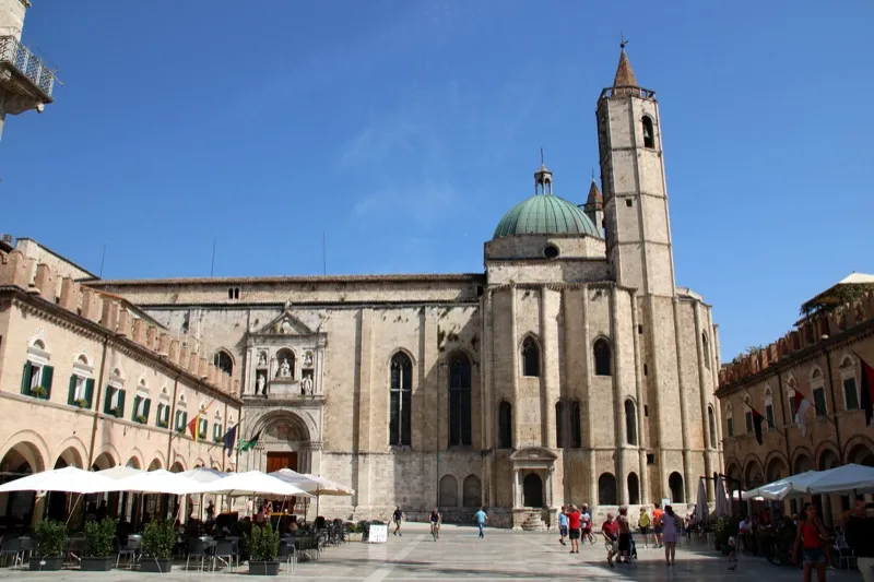Piazza del Popolo — Il salotto di travertino nel cuore della città